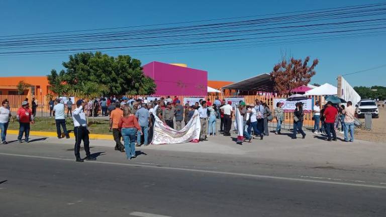 Decenas de personas acuden la tarde de este domingo para presenciar la inauguración de las instalaciones del CRIT Teletón.