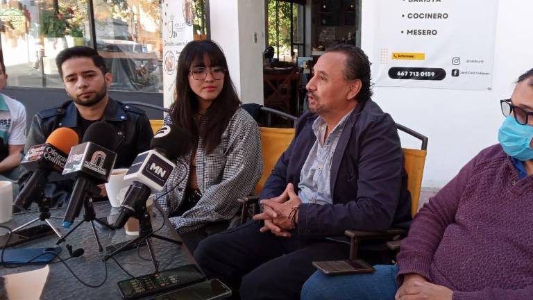 Lázaro Fernando, acompañado de los actores que participan en las obras.