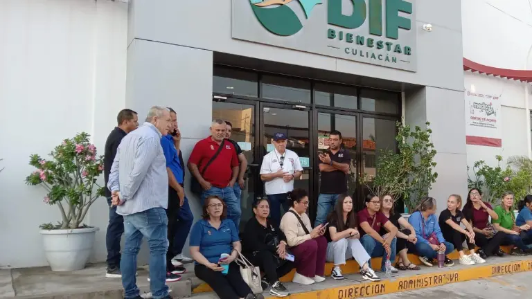Personal del DIF Culiacán protesta por recorte a sueldos.