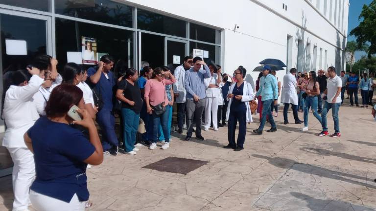 Personal que había sido contratado por el Insabi se manifiesta en oficinas del Gobierno para exigir su basificación.