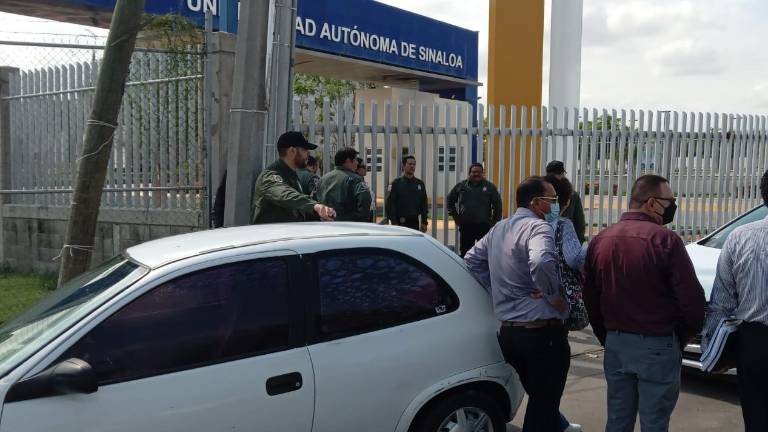 La Fiscalía General de Sinaloa se presenta en la UAS con orden de cateo, en busca de información sobre diferentes áreas administrativas de la institución.