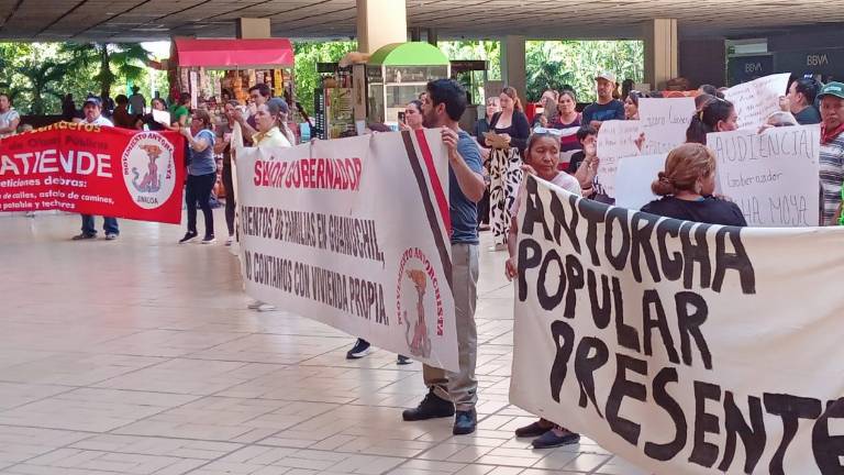 Manifestaciones en Palacio de Gobierno de antorchistas y productores agrícolas.