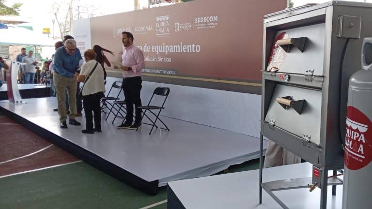 Con una inversión de 2.1 millones de pesos en equipamiento, 229 microempresarios y emprendedores recibieron 549 equipos productivos, insumos y maquinaria.