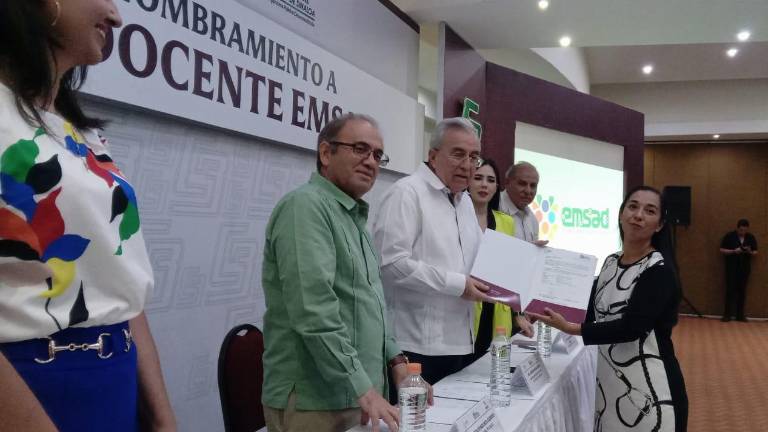 La entrega de plazas fue encabezada por Santiago Inzunza Cázarez, Director General de Cobaes y el Gobernador Rubén Rocha Moya.