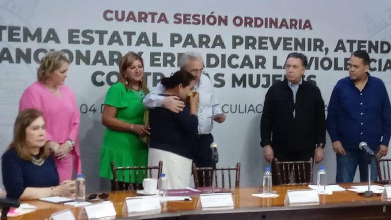 Seis familias cuidadoras de menores recibieron de manera simbólica un cheque que representa la primera dispersión del apoyo.