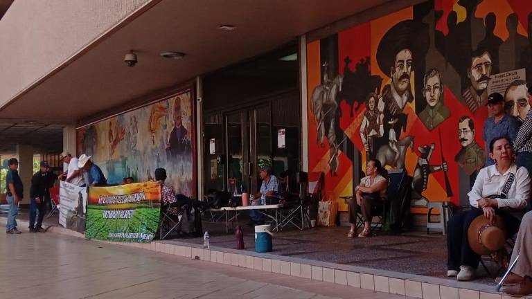 Protesta en Palacio de Gobierno donde agricultores de Sinaloa bloquean accesos.