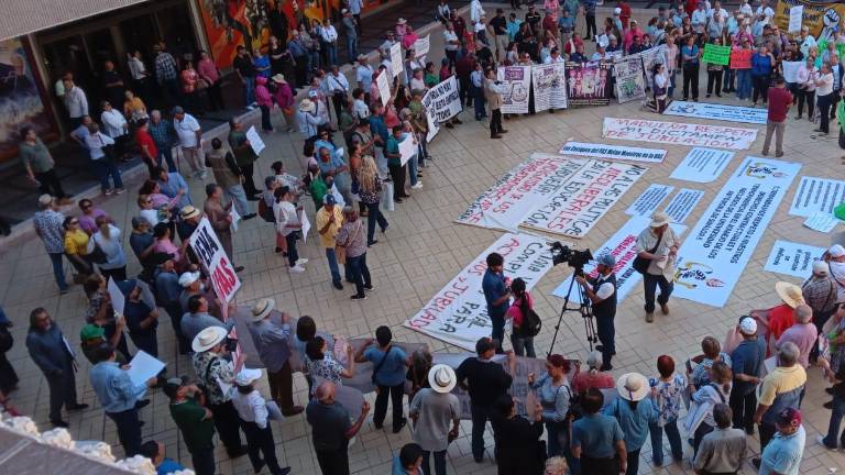 Protesta de personal de la UAS en Palacio de Gobierno.