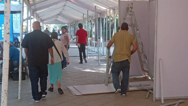Instalación de los módulos para la Feria del Libro de Culiacán que inicia este jueves.