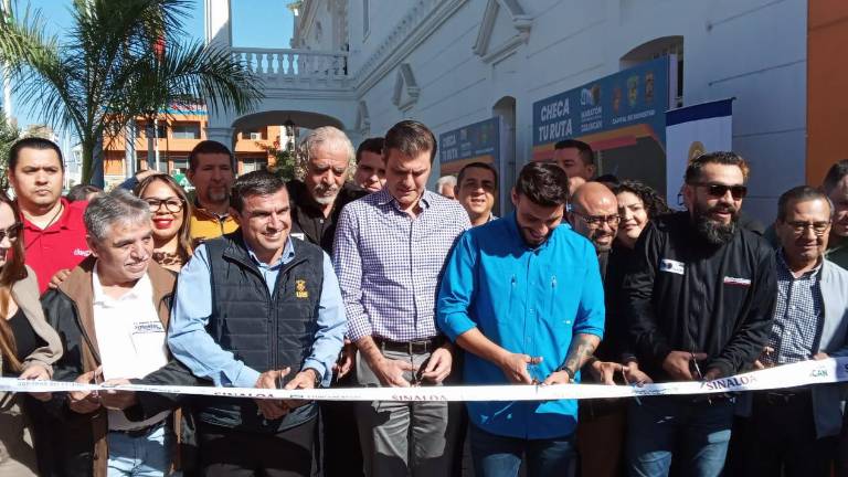 El corte de listón de la Expo Deportiva.