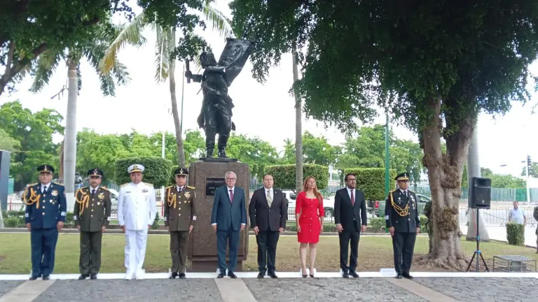 Autoridades rinden honores a los héroes de la Independencia de México.