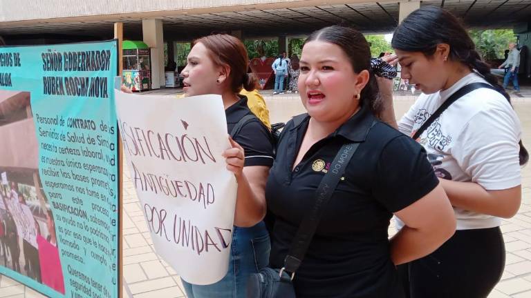 Protesta de trabajadores de la Secretaría de Salud en Palacio de Gobierno.