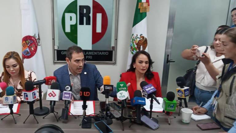 Conferencia de prensa del grupo parlamentario del PRI en el Congreso de Sinaloa.