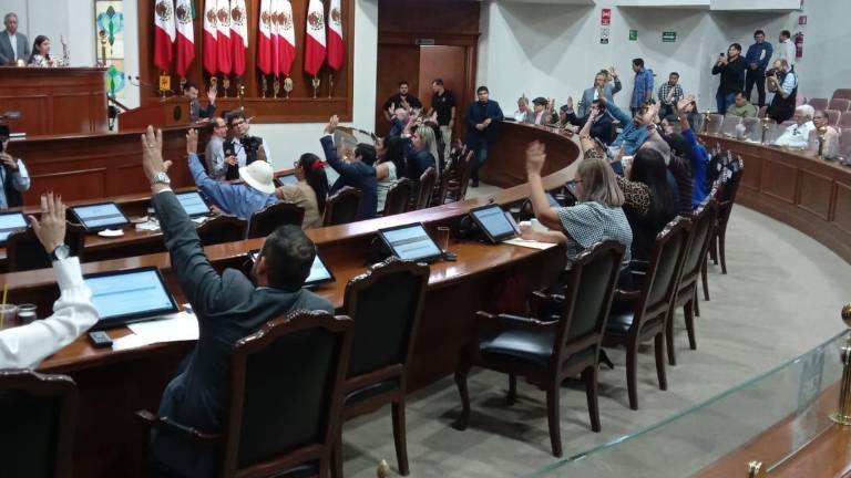 Sesión del Congreso del Estado donde aprueban la creación de una figura para regidor o regidora que defienda los animales.