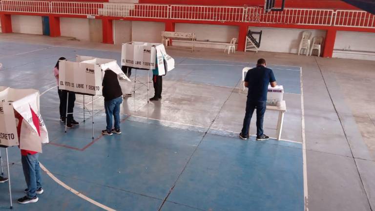 Electores participan en la elección judicial en la casilla del Parque 87.