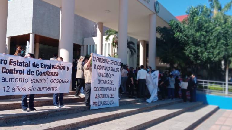 Personal del Centro Estatal de Evaluación y Control de Confianza protesta en el Congreso del Estado para demandar aumento de sueldo.
