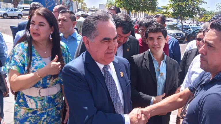 El Rector de la UAS Jesús Madueña Molina a su llegada a la sesión del Consejo Universitario.