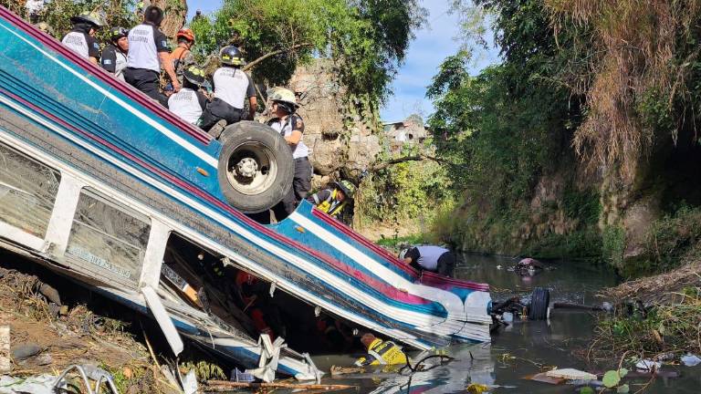 El autobús cayó a un barranco en el río Las Vacas, en Guatemala.