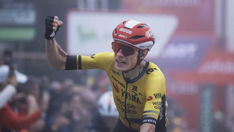 Vingegaard lanzó su ofensiva definitiva para arrebatar el triunfo y el maillot rojo.