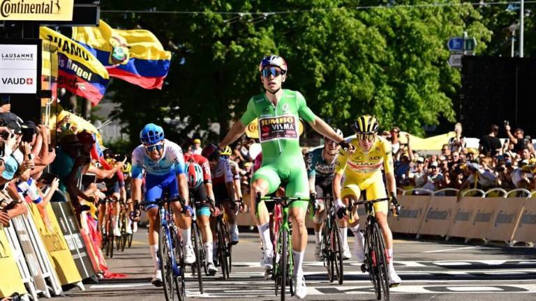 Wout van Aert gana en el sprint final en la etapa 8.