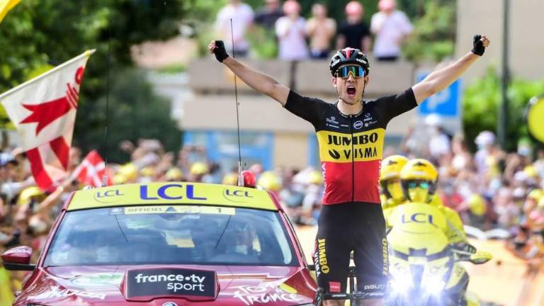 Wout van Aert celebra su triunfo en la etapa 11.