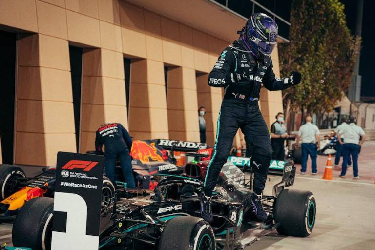 Hamilton gana el GP de Bahreín; ‘Checo’ Pérez remonta 15 sitios y termina quinto