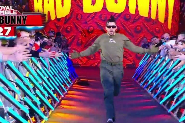 Bad Bunny sorprende con su regreso en el Royal Rumble de la WWE
