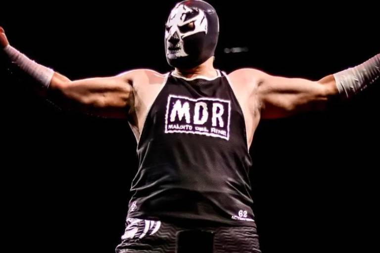 El luchador mexicano El Sagrado agrede a fanático durante una pelea (VIDEO)