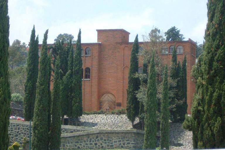 Un grupo de científicos renombrados disfruta palacete del ‘El Negro’ Durazo