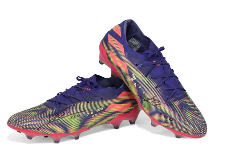 Los tenis con los que Messi superó el récord de Pelé en goles son subastados en pro de niños enfermos