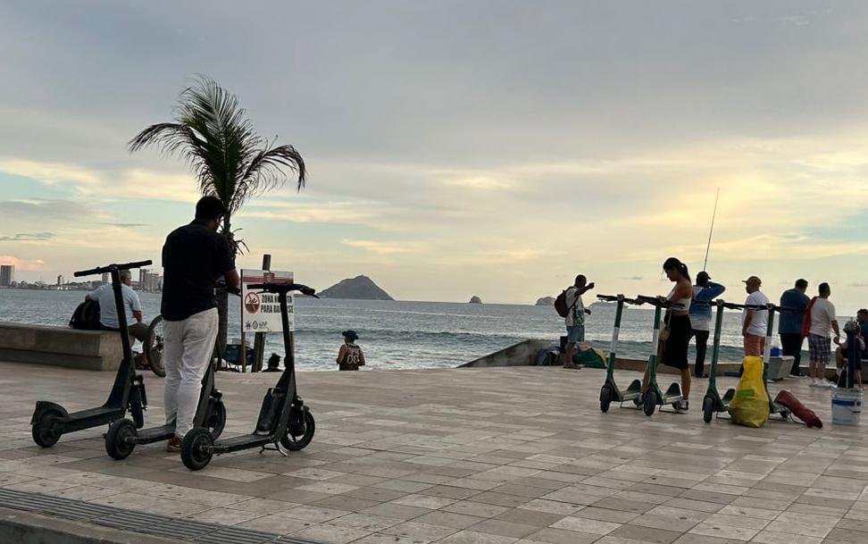 $!Scooters en Mazatlán siguen operando sin cumplir requisitos, pese a nueva normativa
