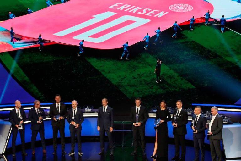 Kjaer y equipo médico que salvó a Eriksen reciben el premio Presidente de la UEFA