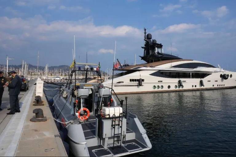 Gobierno español embarga yate de oligarca ruso en Barcelona; está valorado en 140 mdd