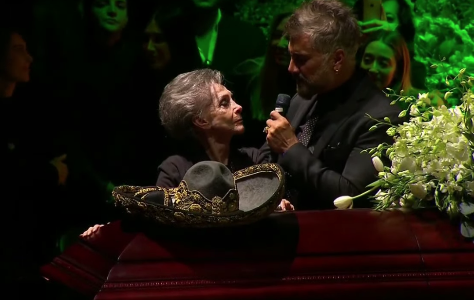 $!Alejandro Fernández interpreta para su mamá el tema Amor de los dos.