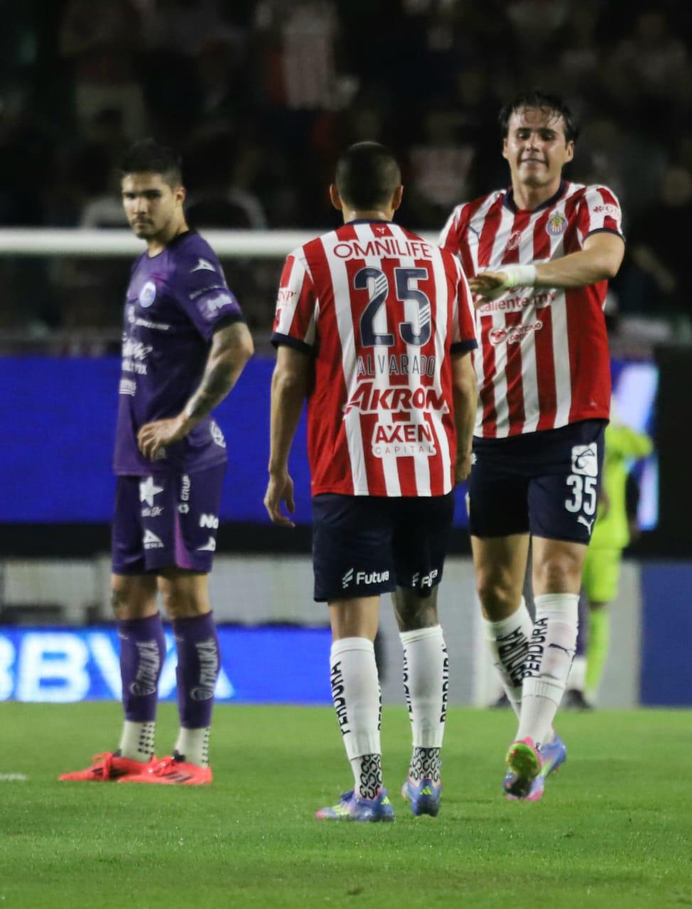 $!Mazatlán rescata el empate en un partido de locura y drama frente a las Chivas