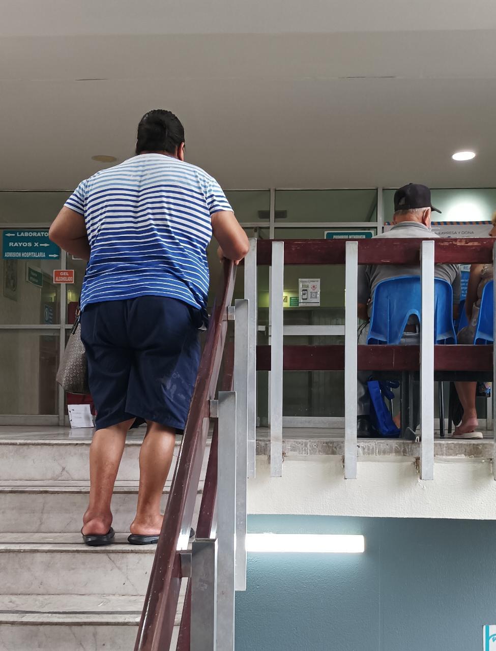 $!Algunas personas suben con dificultad las escaleras en el IMSS.