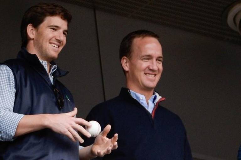 Peyton y Eli Manning debutarán como comentaristas en partidos de la NFL