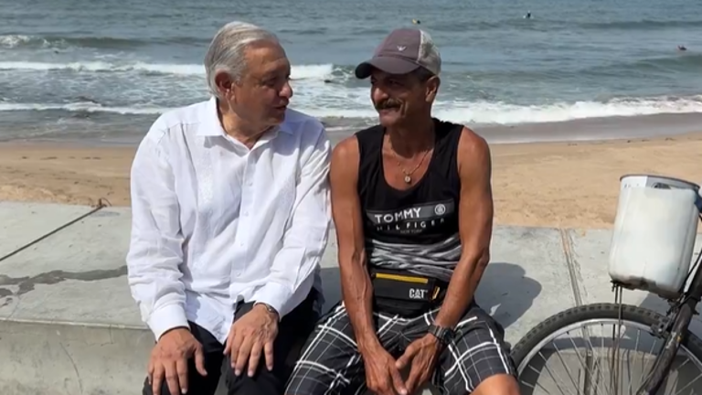 Desde Mazatlán y acompañado por un habitante , AMLO acusó a periodistas del NYT y Univisión de calumnia.