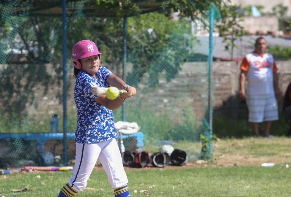$!Reales apalea a Potras en Softbol, en Club Chololos