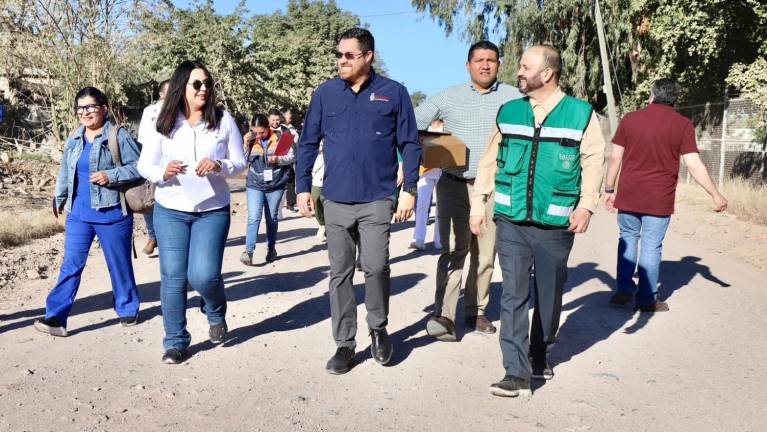 El Secretario de Salud, Cuitláhuac González, en un recorrido de supervisión en cuarterías de Ruiz Cortines y Juan José Ríos.