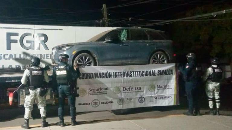 En el poblado Granja Silvias, elementos federales encontraron un vehículo de la marca Lincoln en aparente estado de abandono y con las puertas abiertas.