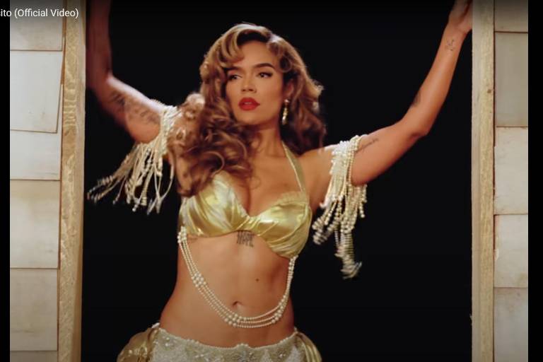 Karol G homenajea a la época de oro del cine mexicano en ‘Papasito’