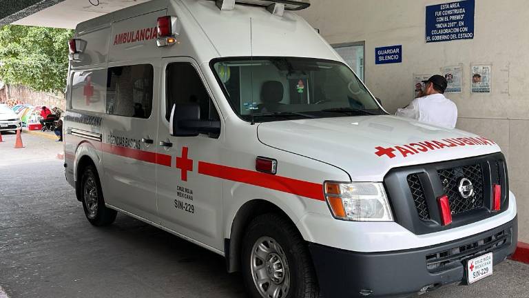 Paramédicos de la Cruz Roja auxiliaron al herido y lo llevaron a un hospital.