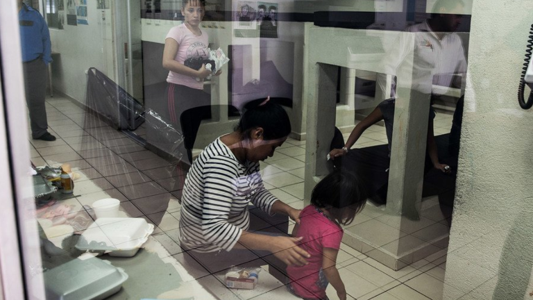 Migrantes centroamericanos en la estación ubicada entre Reynosa, México, y McAllen, Texas, 2016.
