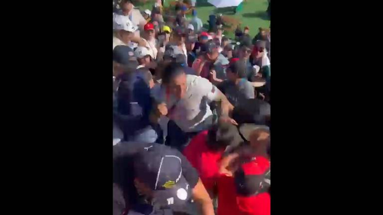 Los aficionados se golpearon a puño limpio.