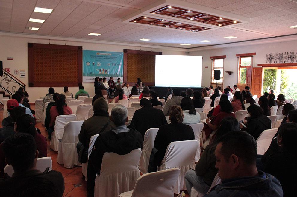 $!Durante dos días habitantes de zonas rurales de Chiapas se reunieron en San Cristóbal de las Casas para compartir sus experiencias y luchas para dotar de agua a sus comunidades, en las que muchas veces las mujeres siguen acarreando agua por kilómetros