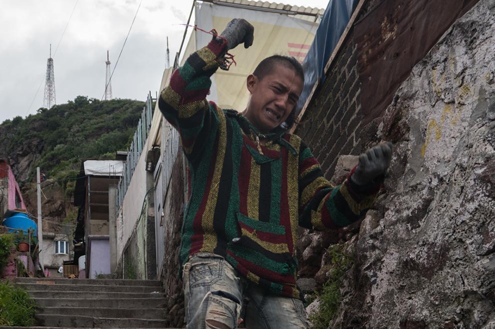 $!“Hay muchas piedras, están muy grandes”, fueron las palabras del esposo de Paola Campos y padre de los pequeñitos Mía y Jorge, al bajar de la zona del derrumbe, en donde estaba su hogar.