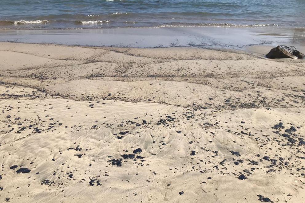 $!En dos semanas derrames de petróleo afectan playas de Oaxaca