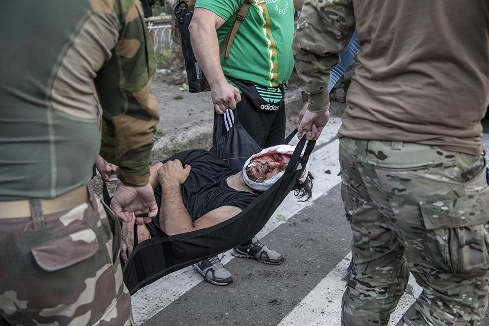 $!Civiles heridos son conducidos a una ambulancia tras un ataque con misiles en el restaurante Ria Pizza en el centro de la ciudad de Kramatorsk mientras la contraofensiva ucraniana hace estragos en la región de Donetsk, Oblast de Donetsk, Ucrania, 27 de junio de 2023.