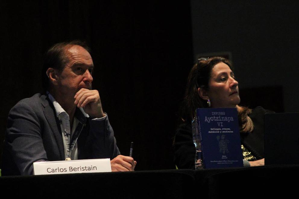 $!Carlos Beristain y Ángela Buitrago, expertos del GIEI durante su último informe en México sobre las investigaciones para esclarecer la desaparición de los 43 normalistas de Ayotzinapa.