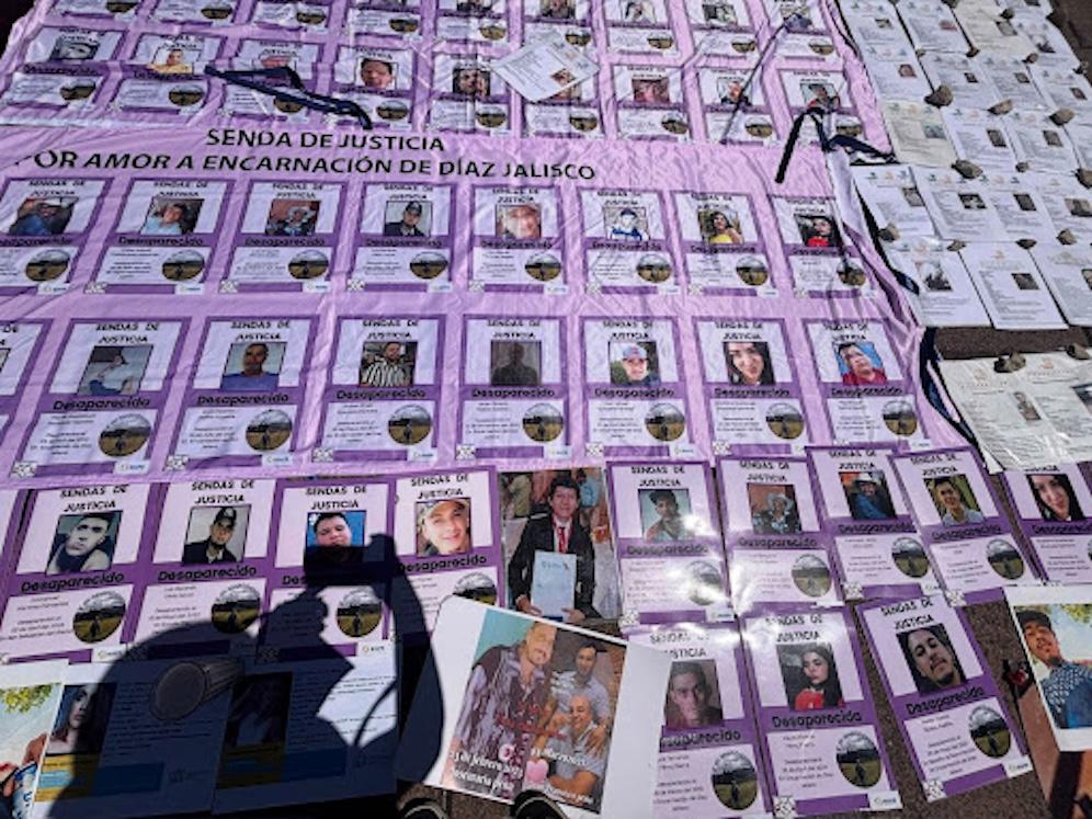 $!Fotografías con los rostros de personas desaparecidas en Jalisco, tendidas afuera del atrio de la iglesia de Teuchitlán.